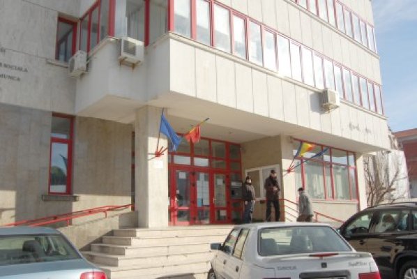 Elevii şi studenţii beneficiari ai pensiilor de urmaş trebuie să depună adeverinţa de şcolarizare la Casa de Pensii